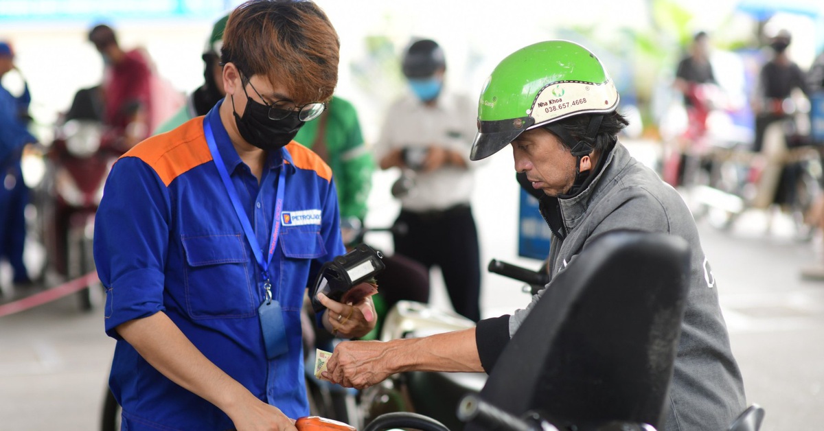 Điều chỉnh tăng giá xăng, giảm giá dầu hỏa, chi mạnh quỹ bình ổn tới 5.000 đồng/lít