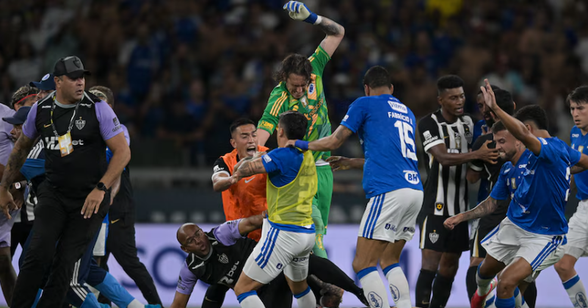 Màn ẩu đả khiến trọng tài rút 23 tấm thẻ đỏ trong trận chung kết tại Brazil