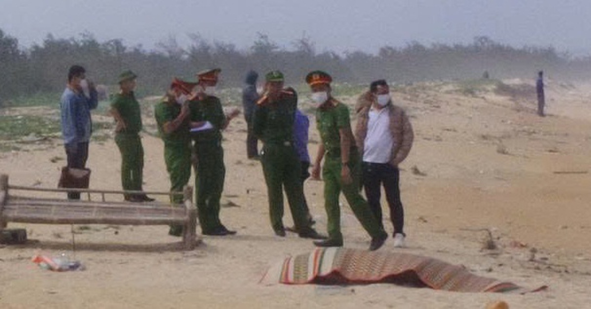 Phát hiện hai thi thể trôi dạt vào bờ biển Quảng Ngãi