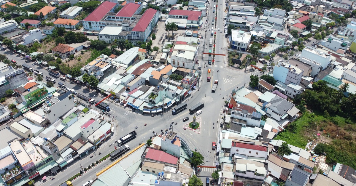 Xóa 'điểm đen' tai nạn giao thông ngã năm Bến Lức thế nào?