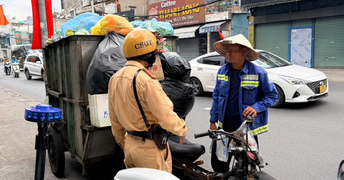 Đội Cảnh sát giao thông Hàng Xanh xử lý nhiều trường hợp sử dụng xe tự chế chở rác