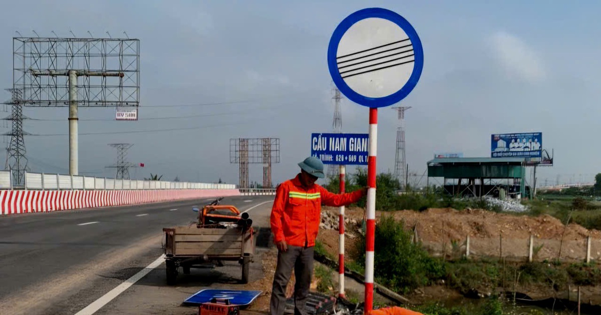 Tháo dỡ biển giới hạn tốc độ 50km/h trên cầu Gianh, cầu Quán Hàu sau phản ánh của Tuổi Trẻ Online