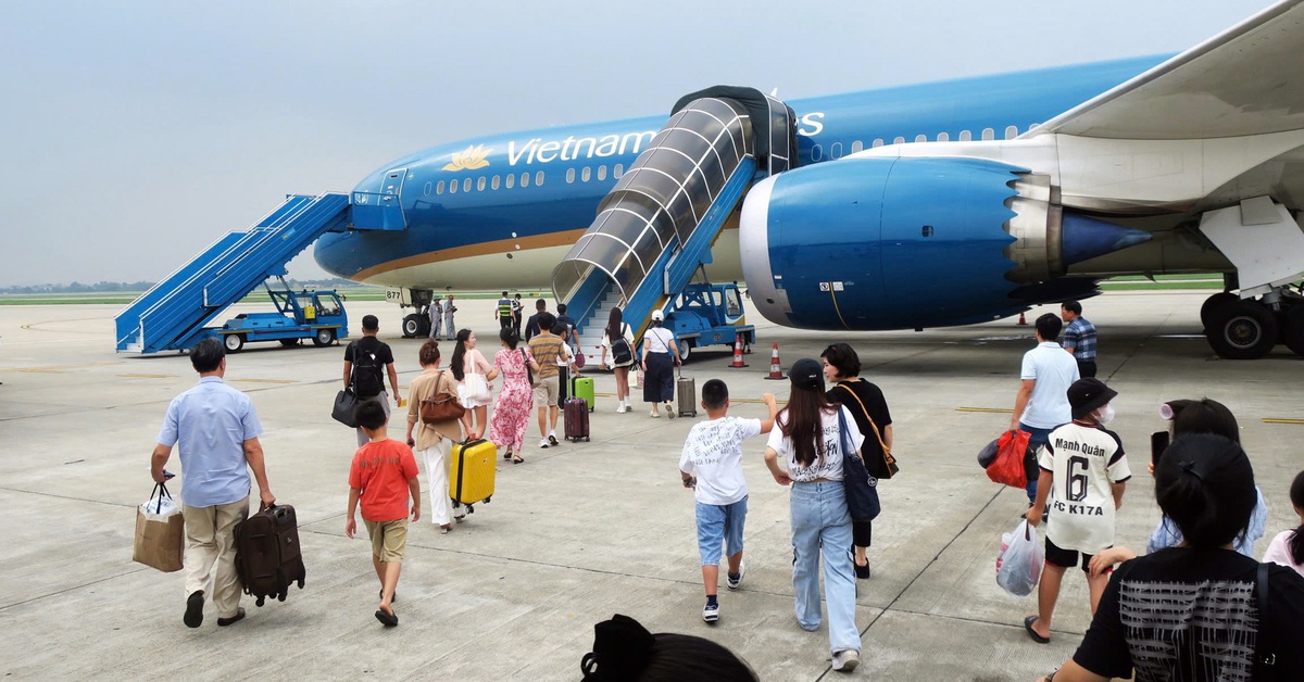 Giảm thuế, phí... có ghìm được giá vé máy bay?