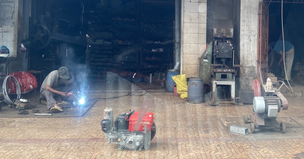 Biến vỉa hè thành 'xưởng' hàn - tiện trong đô thị, tiềm ẩn nguy cơ cháy nổ