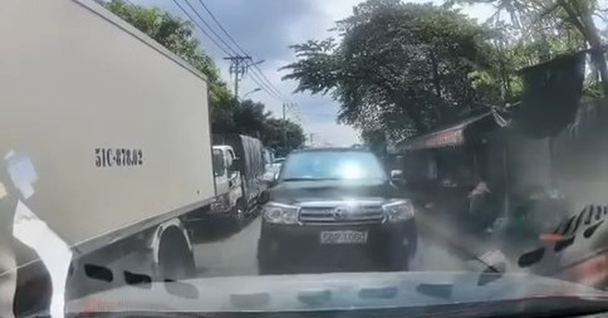 Xử phạt tài xế ô tô chạy 'lấn làn' ở xã Bình Chánh