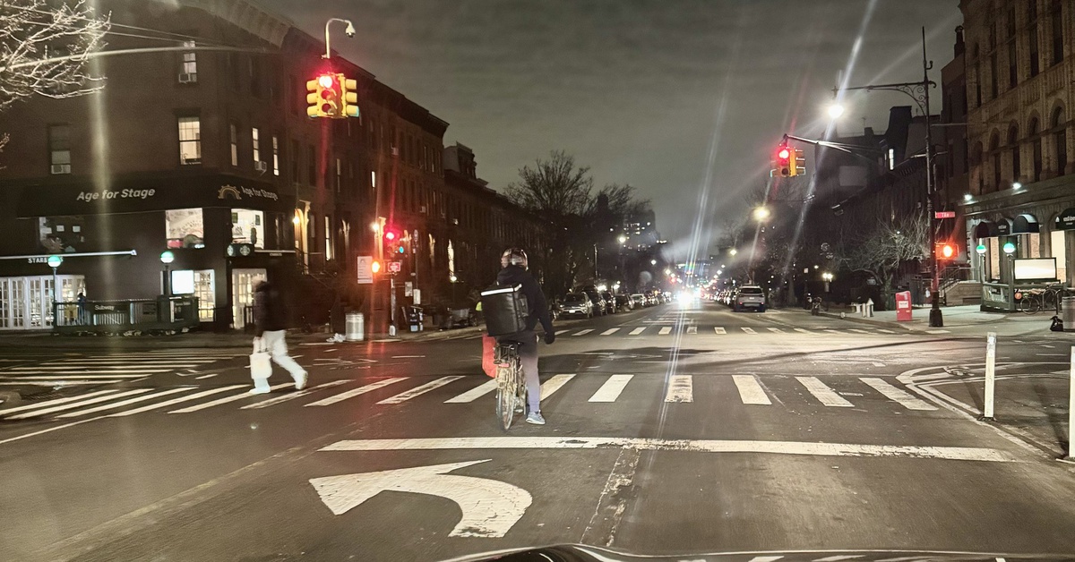 'Lỡ cả đời không rực rỡ thì sao?' và chuyện mưu sinh ở thành phố không ngủ