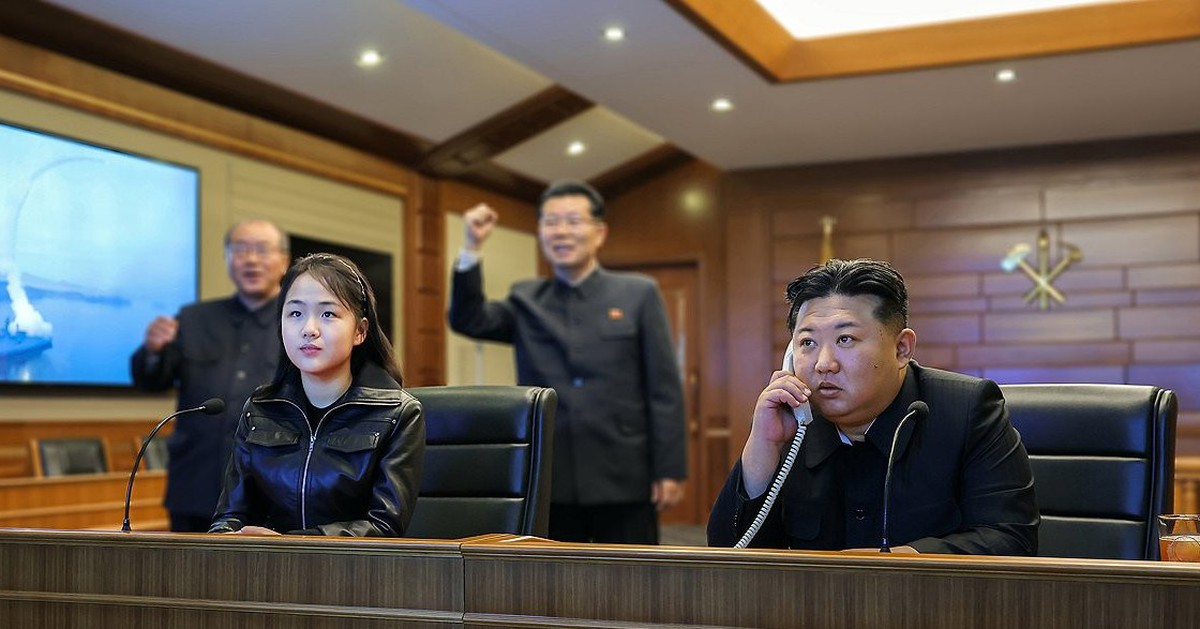 Ông Kim Jong Un cùng con gái giám sát vụ thử tên lửa hành trình chiến lược từ tàu chiến