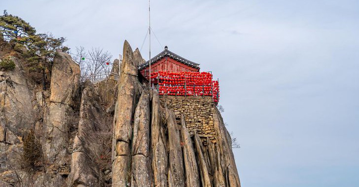 Tin lời thầy bói, giới trẻ Hàn Quốc đổ xô lên núi cầu may