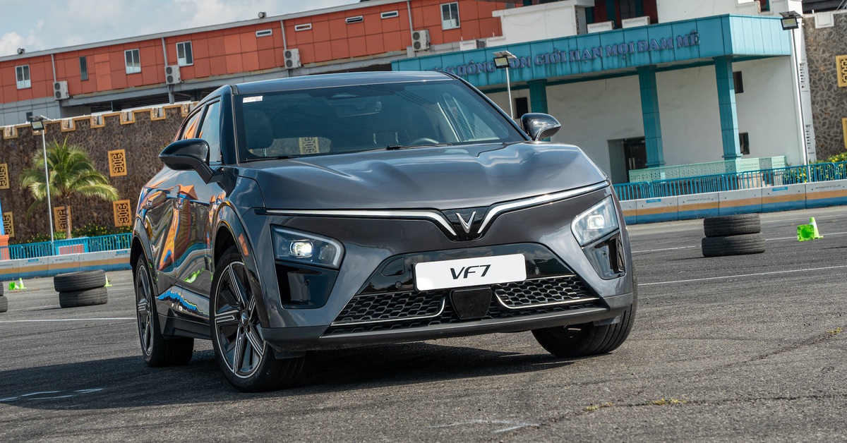 Vingroup giảm giá xe điện, Xanh SM hạ cước trước sức ép giá xăng dầu