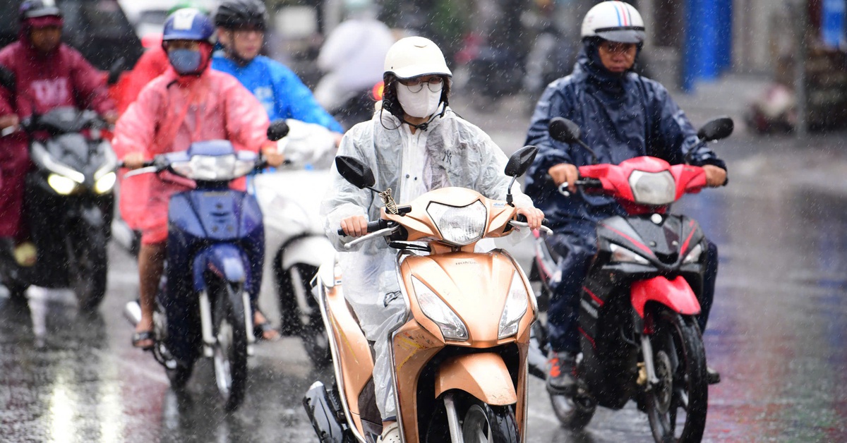 Ngày nắng nóng, chiều tối TP.HCM và nhiều nơi Nam Bộ mưa trái mùa