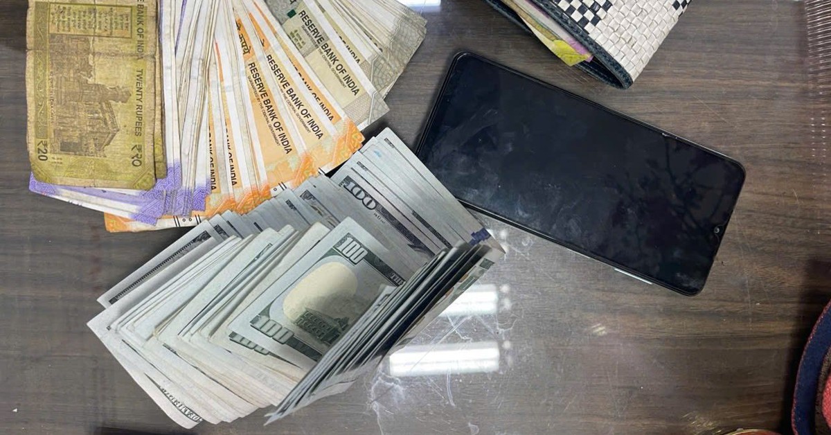 Trao trả ba lô chứa 5.000 USD, 40.000 rupee bỏ quên tại sân bay cho du khách Ấn Độ