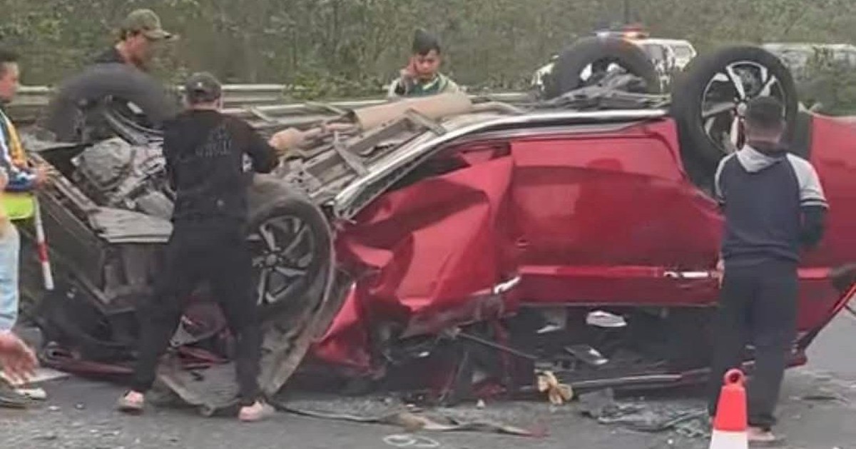 Va chạm với xe container trên cao tốc làm ô tô con bị 'vò nát', tài xế không bị thương