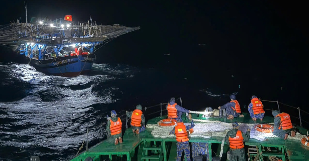 Hải quân lai dắt tàu cá cùng 36 ngư dân gặp nạn vào bờ an toàn