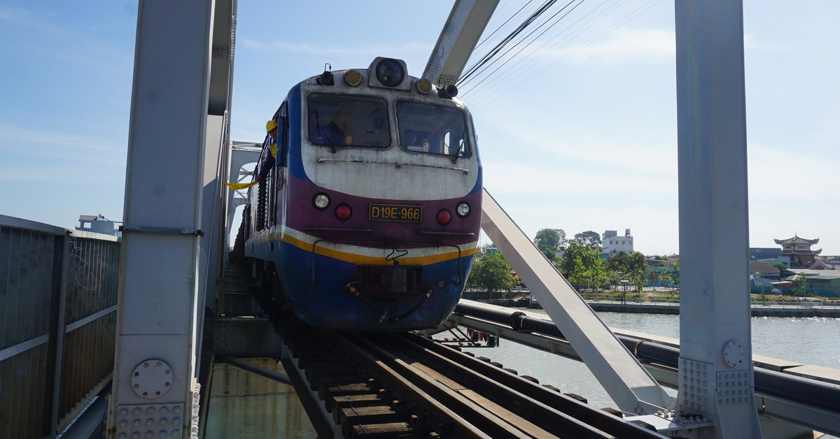 Chuyến tàu đầu tiên đi qua cầu Ghềnh sau 5 ngày đường sắt gián đoạn vì bị sà lan va vào cầu