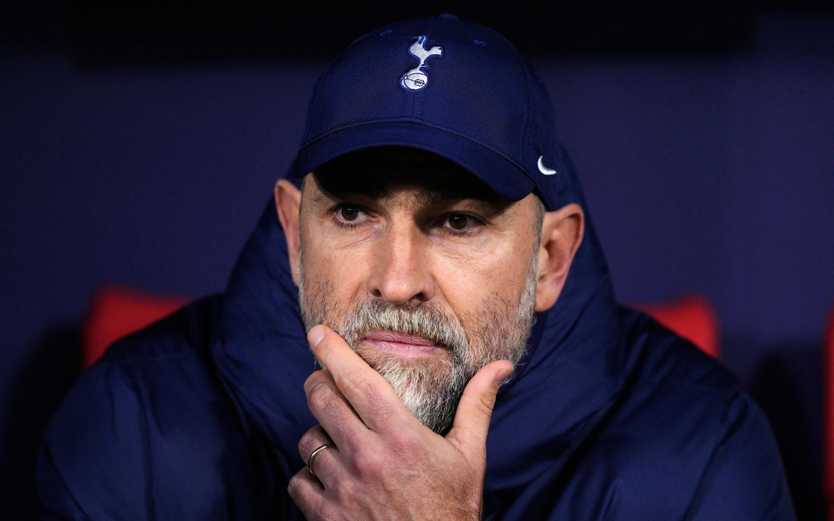 HLV của Tottenham nhận lỗi vì quyết định thay thủ môn sau 17 phút