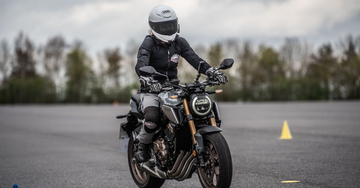 Dân mới đi xe máy hay được mách nên phanh sau, nhưng thực tế làm vậy càng nguy hiểm