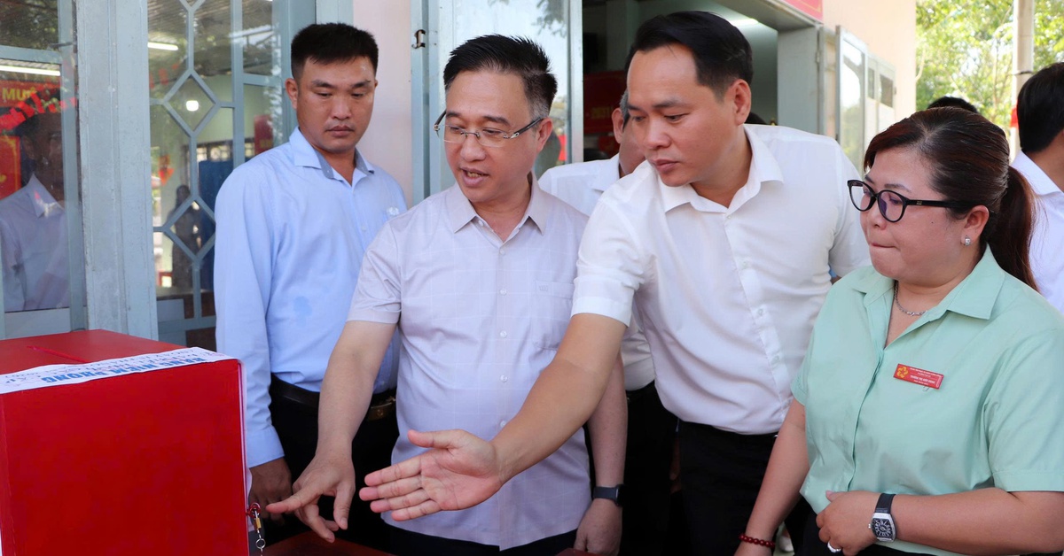 Phó bí thư Thành ủy TP.HCM Đặng Minh Thông kiểm tra công tác chuẩn bị bầu cử tại khu vực Bình Dương