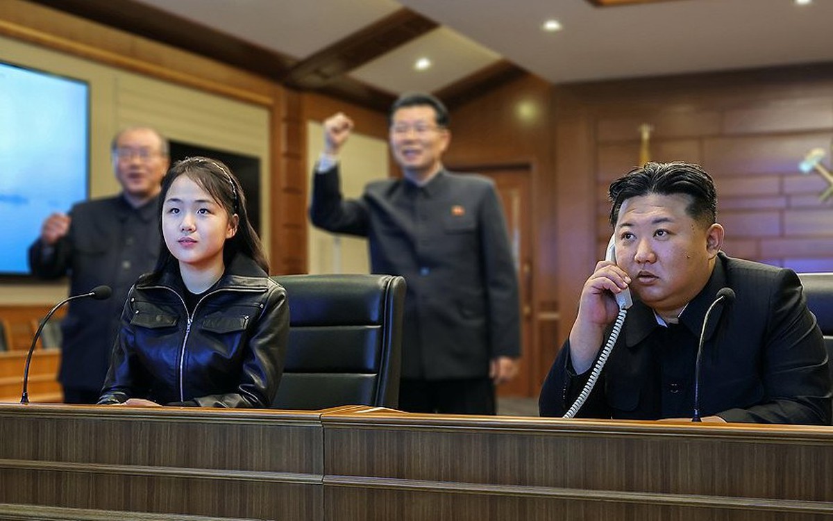 Ông Kim Jong Un cùng con gái giám sát vụ thử tên lửa hành trình chiến lược từ tàu chiến