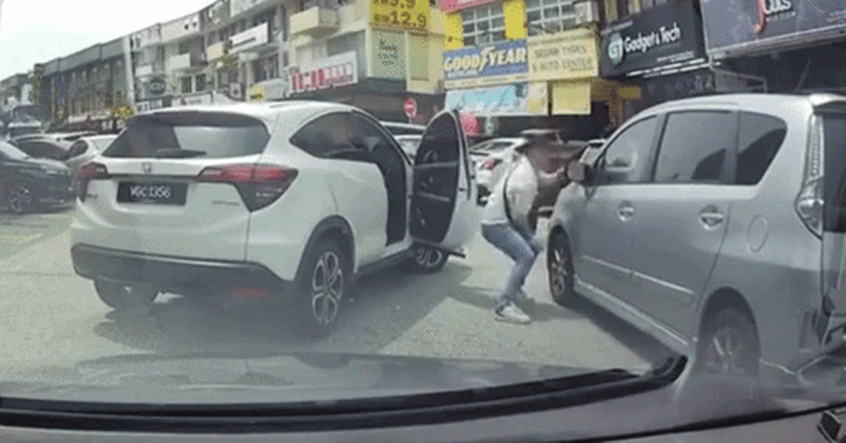 Tài xế đá vỡ gương xe ô tô đỗ chắn đường, dân mạng tranh cãi ai đúng ai sai