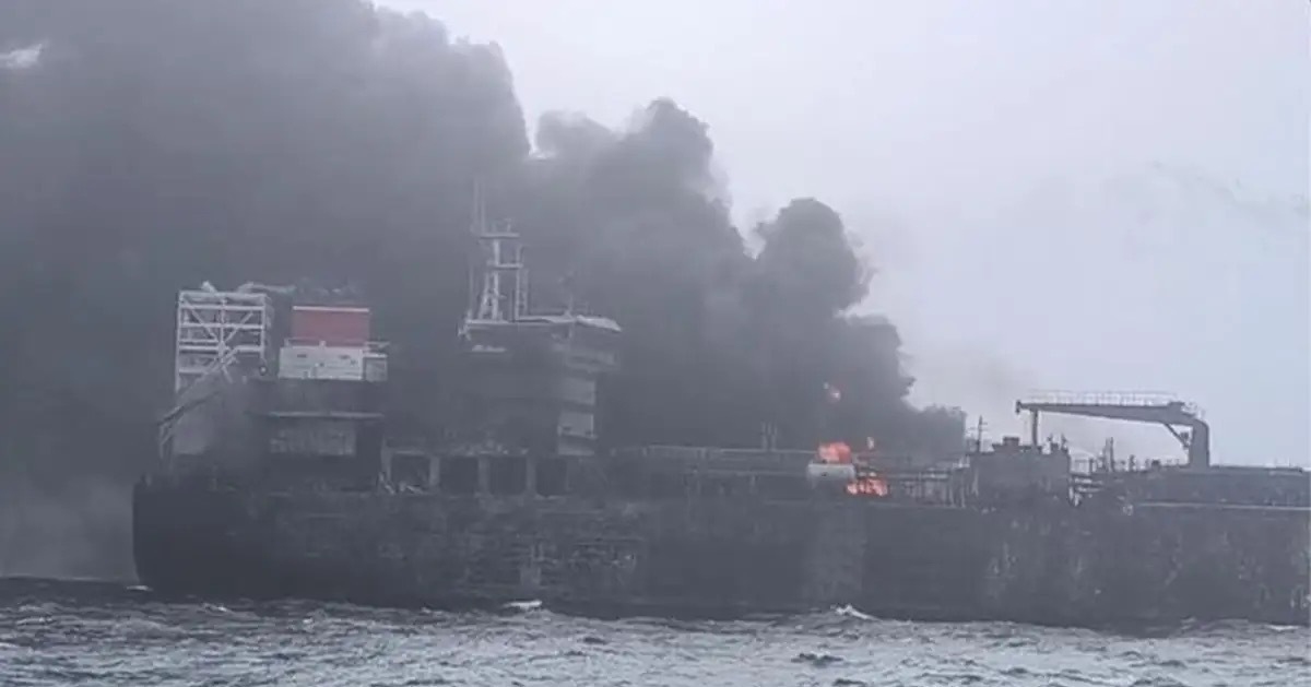 Tàu chở hàng bị trúng đạn, bốc cháy dữ dội ở eo biển Hormuz