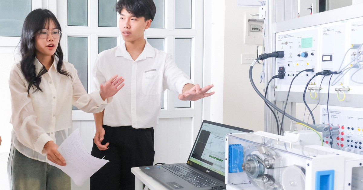 Sinh viên học trong 'nhà máy điện gió mini' ngay tại giảng đường