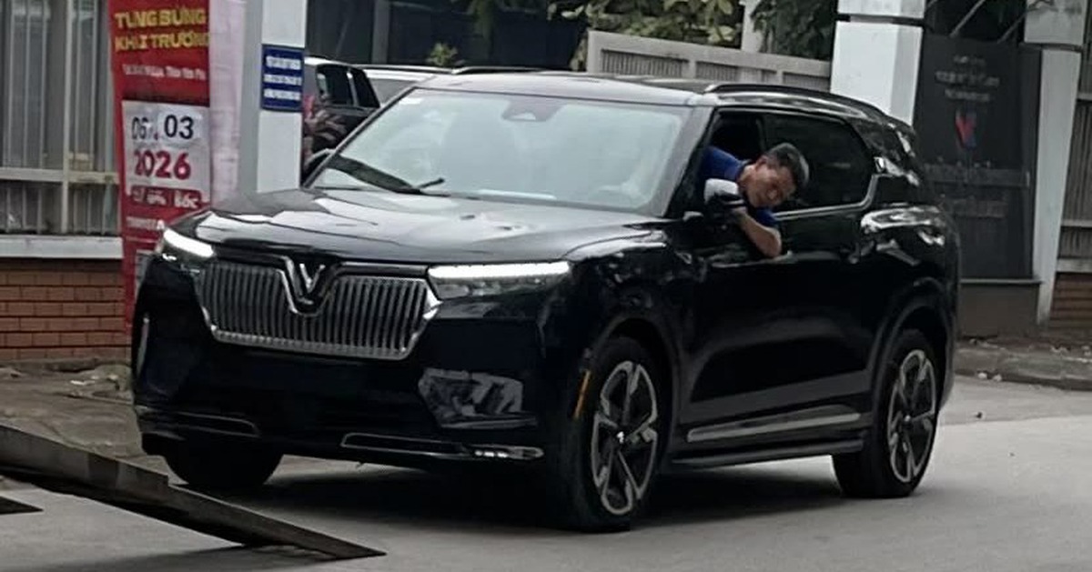 VinFast VF 9 thiết kế lạ xuất hiện trên đường phố, dễ liên tưởng tới xe xăng, hybrid