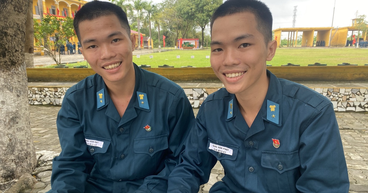 Cặp tân binh song sinh với câu chuyện đặc biệt trong đơn vị Phòng không - Không quân