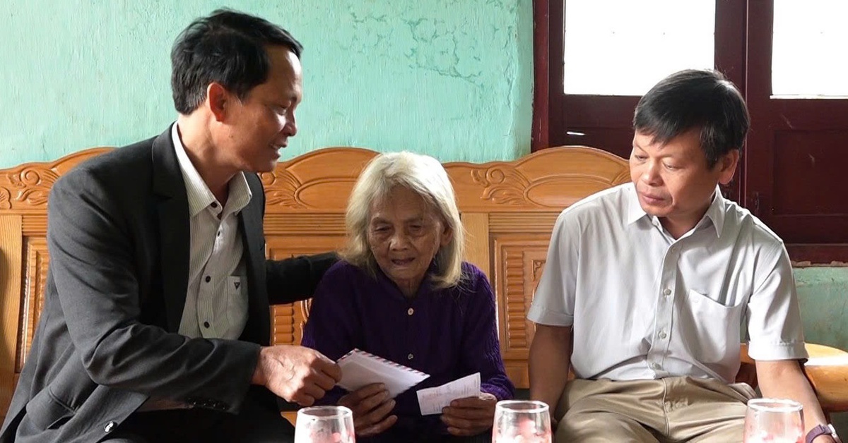 Mang thùng phiếu đến tận nhà để Mẹ Việt Nam anh hùng và cử tri sức khỏe yếu bỏ phiếu bầu cử