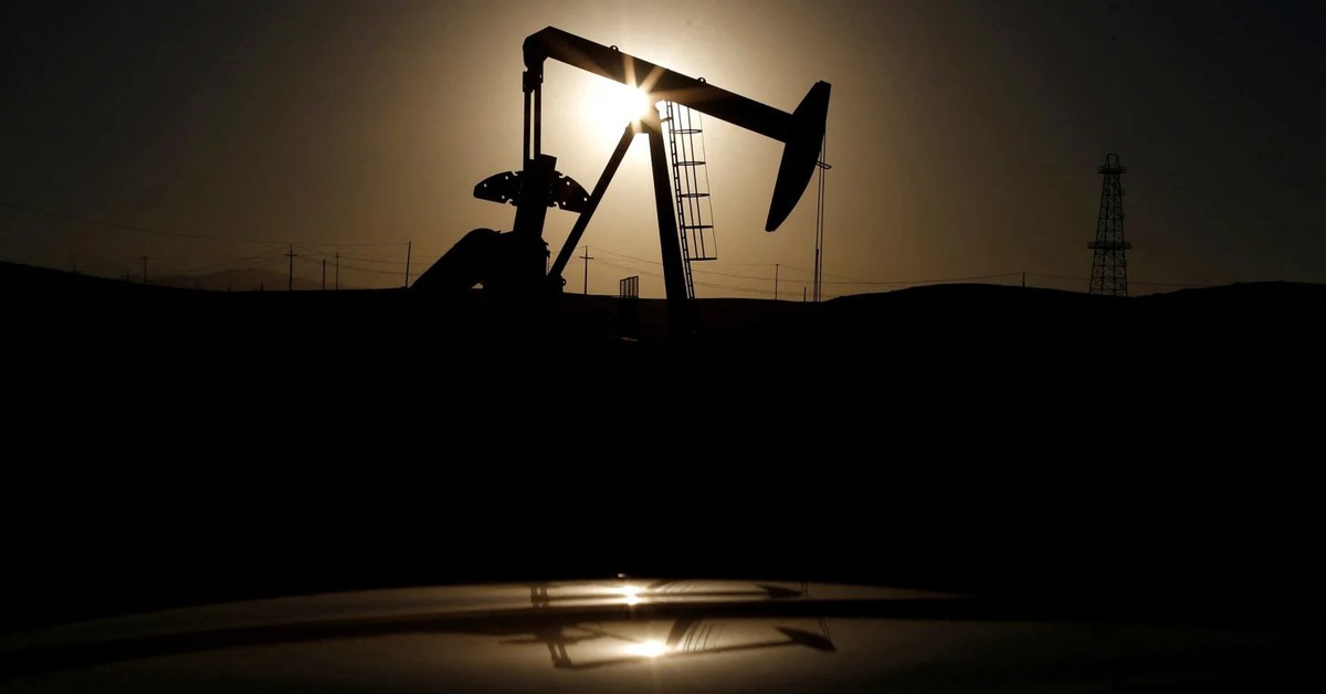 Bất chấp xả kho kỷ lục, giá dầu vẫn vọt lên gần 100 USD/thùng