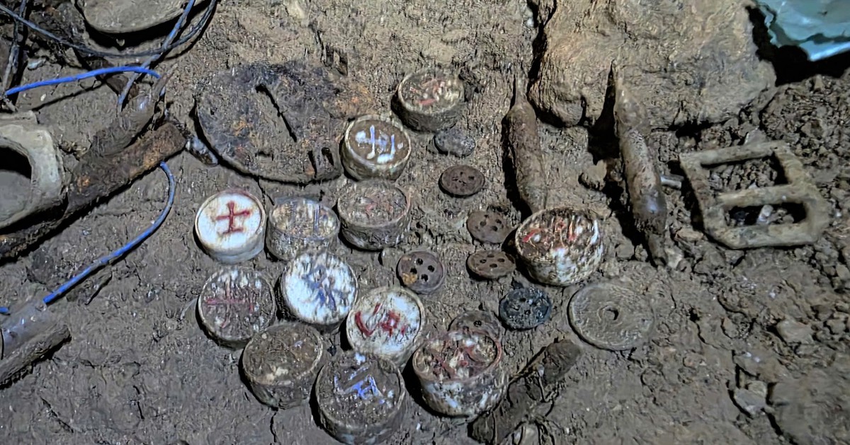 Hài cốt liệt sĩ trong hang đá với bộ cờ tướng sáng trắng