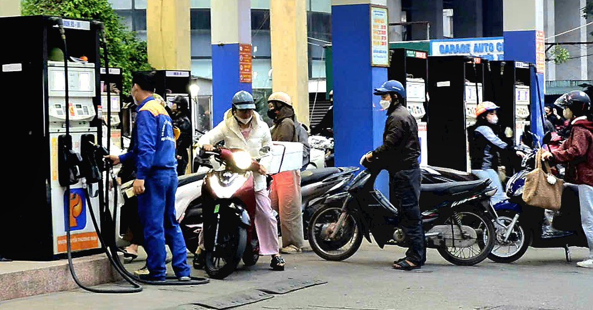 Xăng RON95 giảm gần 4.000 đồng/lít, dầu hỏa giảm gần 8.000 đồng/lít