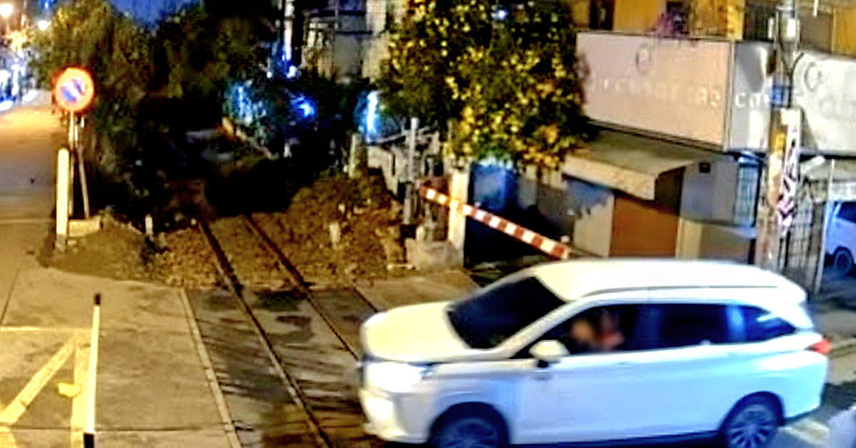 Tài xế ô tô cố tình vượt rào chắn đường sắt ở phường Đức Nhuận bị lập biên bản