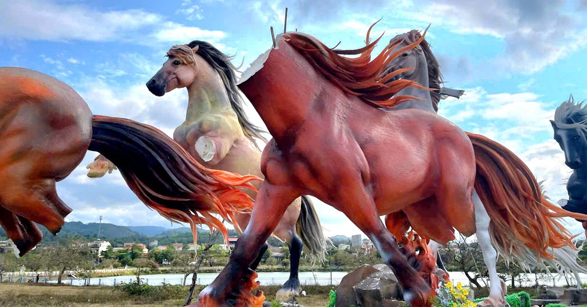 Linh vật ngựa 'Bát mã truy phong' ở công viên Lao Bảo bị đập phá