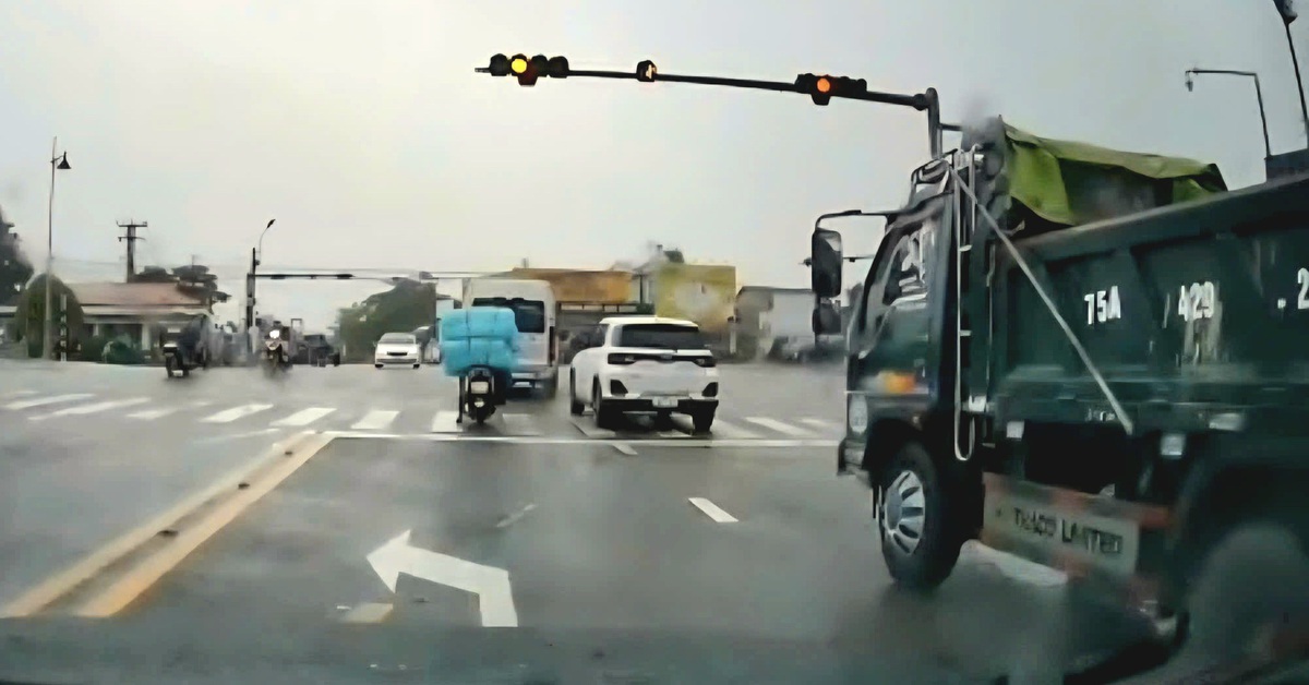 Đèn xanh 34 giây bất ngờ chuyển sang đèn vàng, làm sao kịp trở tay?