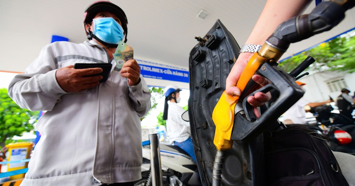 Giá xăng RON95 tăng 335 đồng, dầu tăng 2.500 đồng/lít