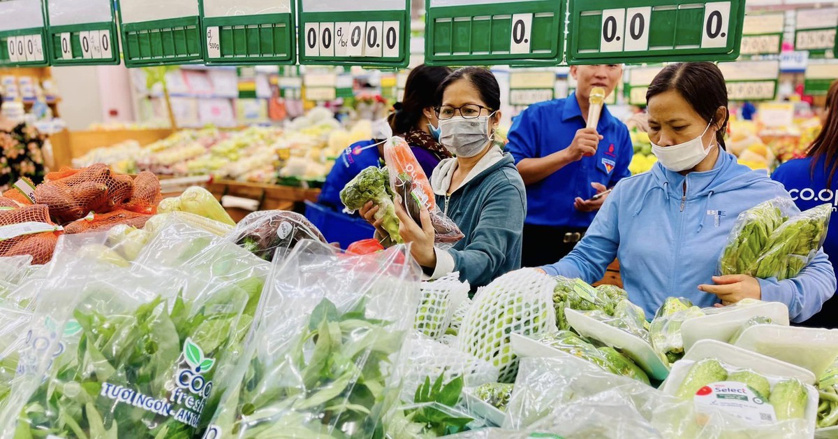 Xăng tăng nóng, siêu thị tung ưu đãi 'neo' giá bữa cơm gia đình