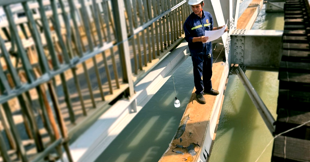 Kết cấu nhịp cầu Ghềnh bị sà lan va chạm không ổn định, hạn chế tàu lưu thông