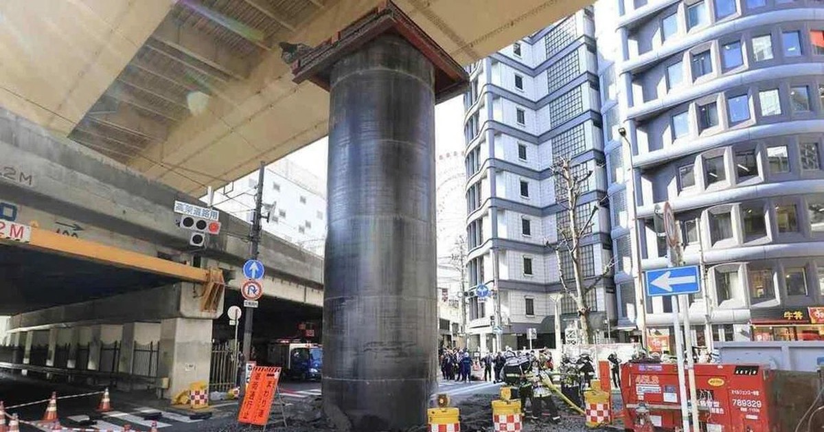 Ống thép khổng lồ 'trồi lên' giữa lòng đường Nhật Bản