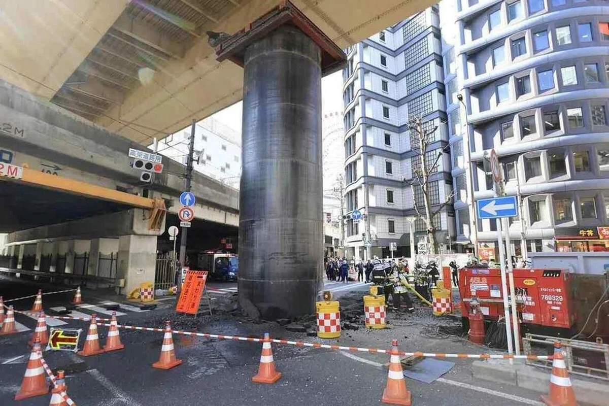 Ống thép khổng lồ 'trồi lên' giữa lòng đường Nhật Bản