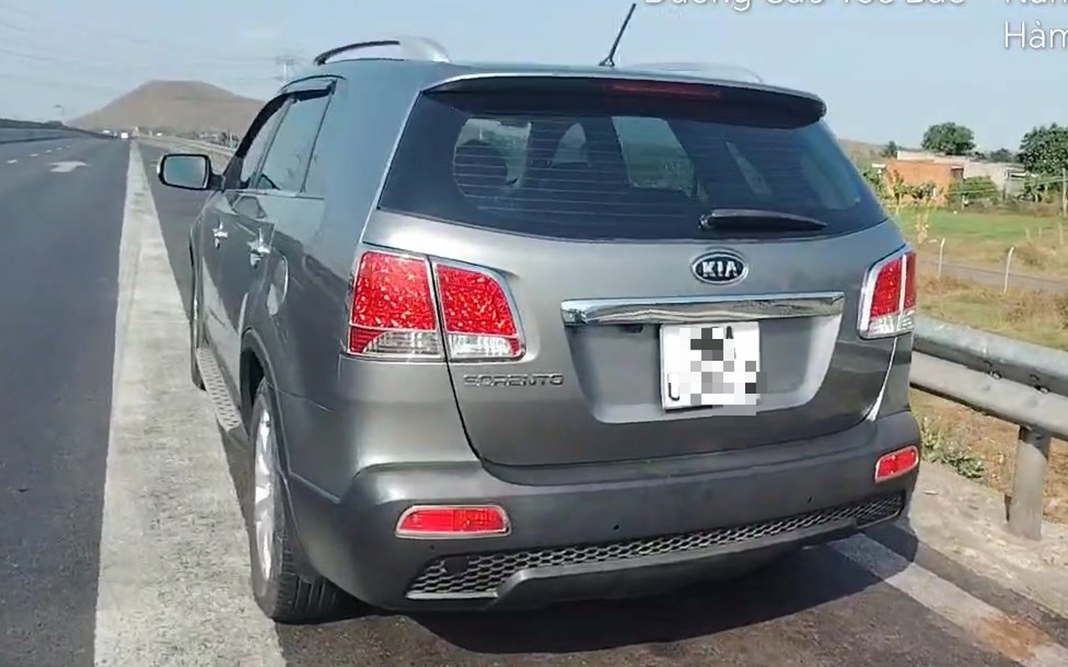 Dừng xe ở làn dừng khẩn cấp cao tốc để ngủ, tài xế bị phạt 13 triệu đồng