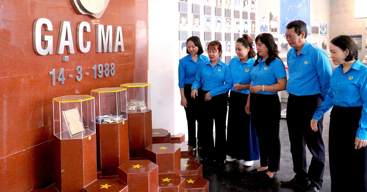 Nhiều đoàn khách về dâng hương Khu tưởng niệm Chiến sĩ Gạc Ma