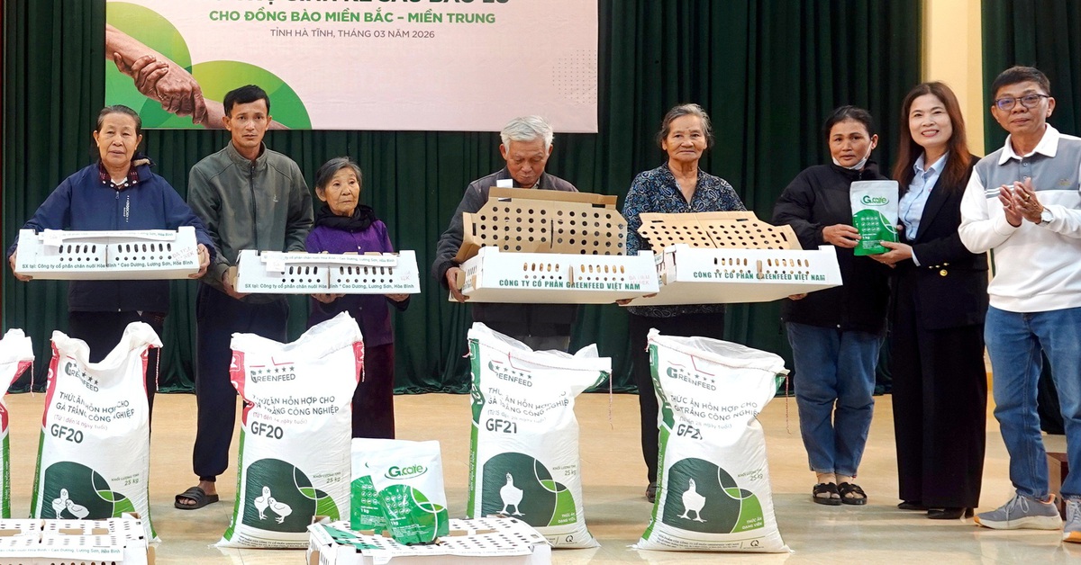 Trao 4 tỉ đồng cho người dân Hà Tĩnh và các tỉnh khác bị ảnh hưởng bởi bão lũ