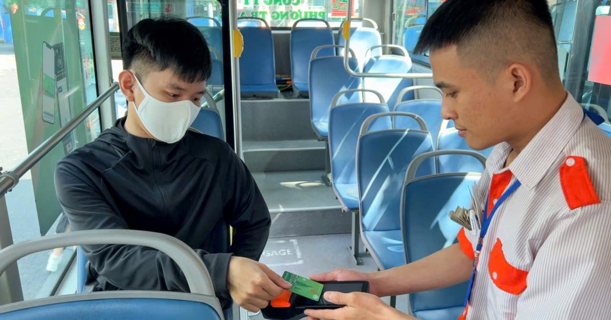 Thí điểm không in vé giấy trên 16 tuyến xe buýt, hành khách đi lại thế nào?