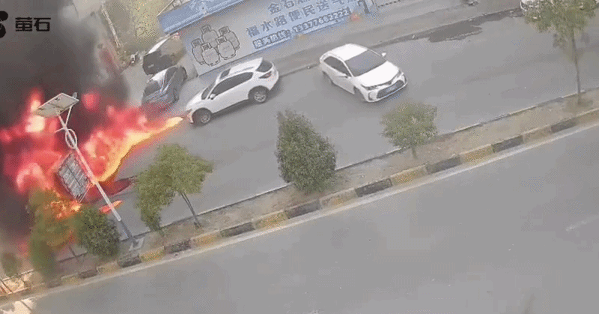 Gặp xe tải bốc cháy, tài xế có pha đánh xe cồng kềnh, nhận trái đắng