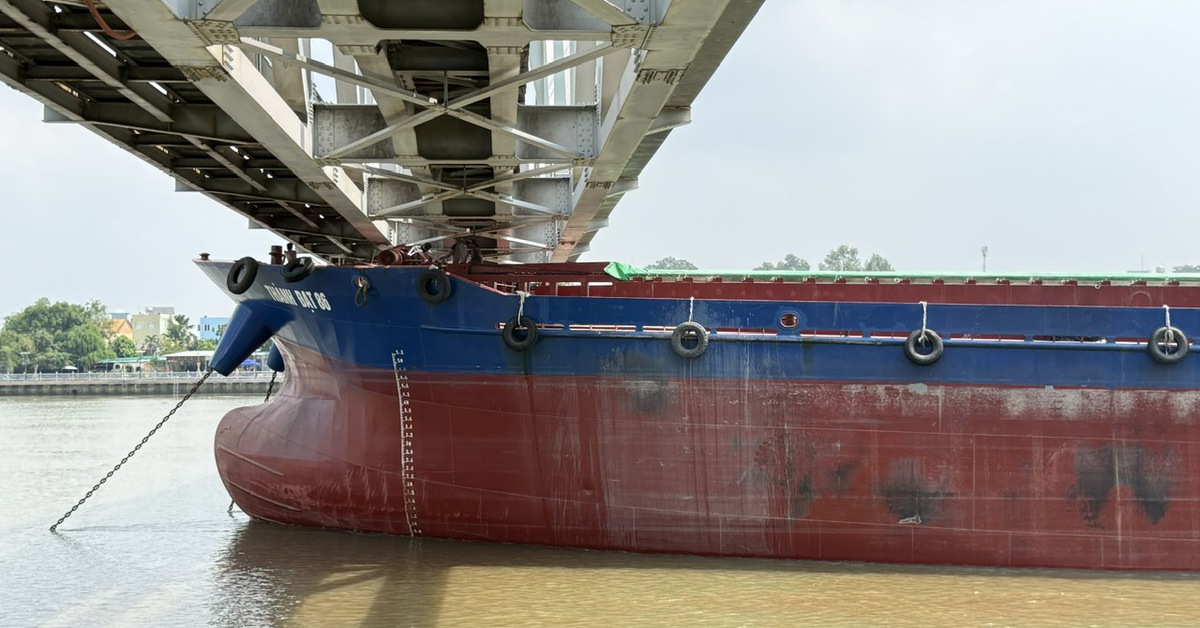 Kết cấu nhịp cầu Ghềnh bị sà lan va chạm không ổn định, hạn chế tàu lưu thông