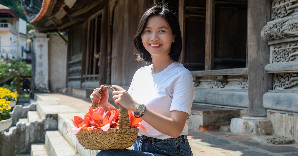 Du khách mê mẩn sắc đỏ hoa gạo khi ghé thăm Hà Nội tháng 3