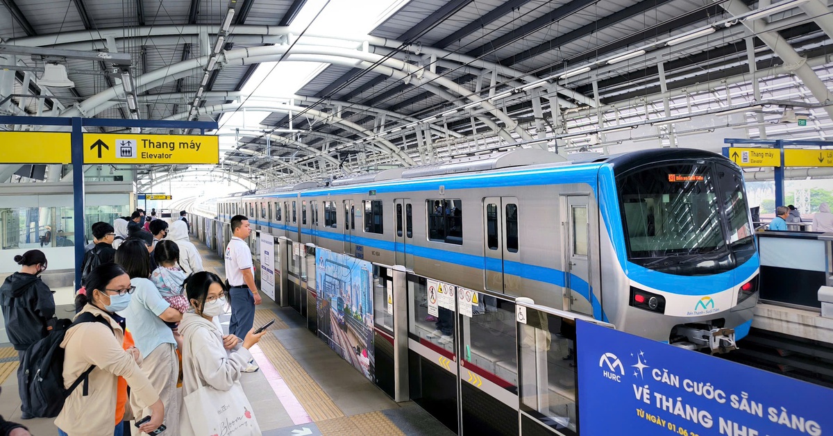 Khách đi metro số 1 tăng gần 25% sau khi xăng tăng giá