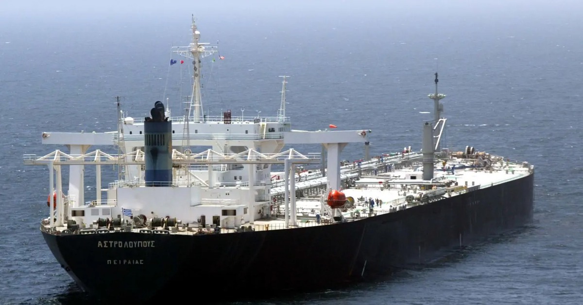 Giá dầu vượt 100 USD/thùng, Mỹ nới lỏng lệnh cấm mua dầu Nga