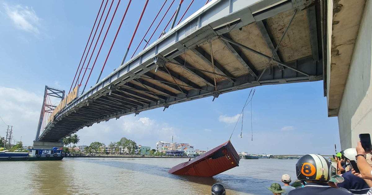 Sà lan chở thùng container vướng dây điện giăng ngang sông trên kênh Chợ Gạo