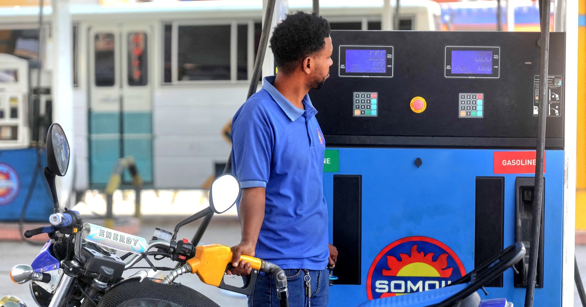 Chứng khoán toàn cầu chìm trong sắc đỏ, giá dầu vẫn trên 100 USD/thùng